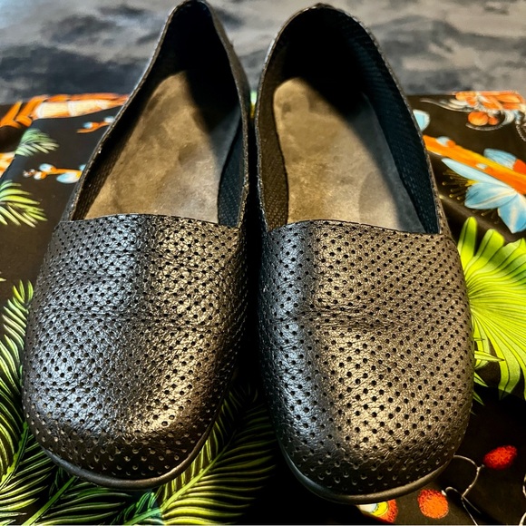 Aerosoles Ms Softee Leather Perforated Comfort Black Casual Work  Flat Shoes 8.5 - Picture 1 of 7